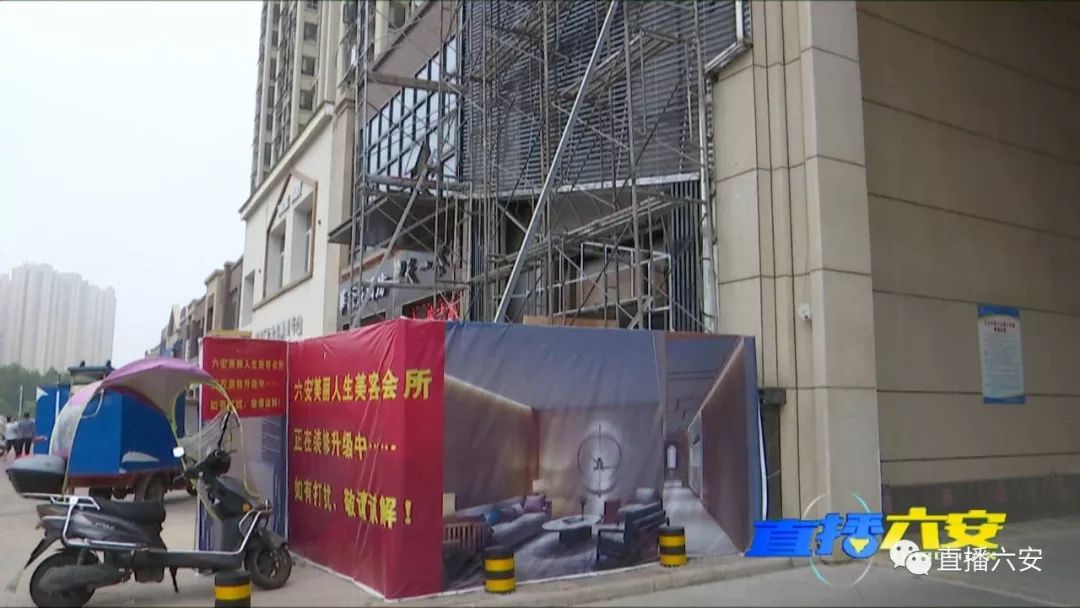 店鋪裝修小區(qū)大門變“陰陽(yáng)臉”，效果圖也“變臉”，店主卻稱審批過！
