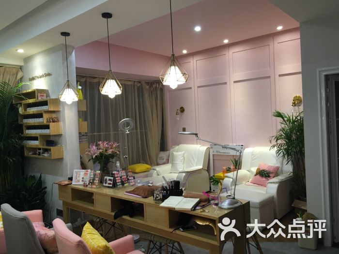上海市發(fā)匠美發(fā)沙龍采用現(xiàn)代風(fēng)格發(fā)廊設(shè)計案例圖1