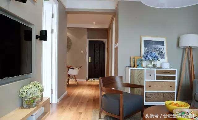現(xiàn)代簡約的新家裝修的很漂亮，臥室的衣柜旁邊打了書桌，非常實(shí)用