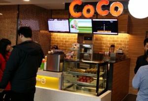 奶茶店吧臺(tái)裝修風(fēng)格,coco奶茶加盟店mini奶茶店吧臺(tái)圖片.jpg中國(guó)大陸coco奶茶加盟店吧臺(tái)設(shè)計(jì)效果圖，裝修加盟咨詢熱線13067896487