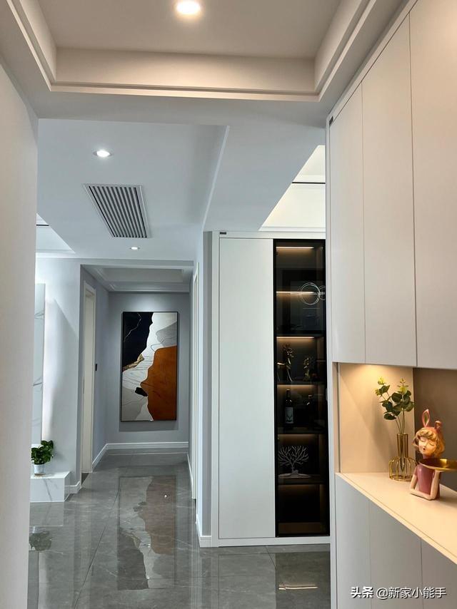 新房裝修完工，全屋定制柜子很喜歡，懸空電視墻顯得很大氣